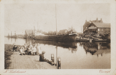 130322 Gezicht op het Merwedekanaal te Vreeswijk, met rechts op de achtergrond de scheepswerf van de Gebr. Van Zutphen ...